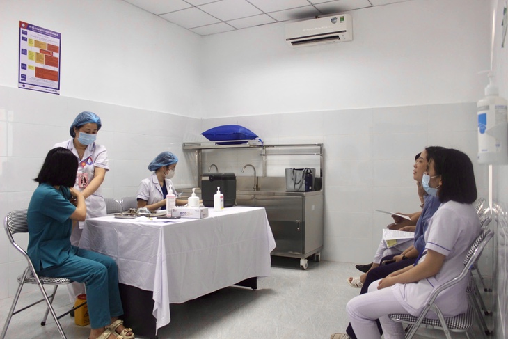 Quảng Bình: Tiêm phòng vaccine sởi cho nhân viên y tế có nguy cơ lây nhiễm cao- Ảnh 1.