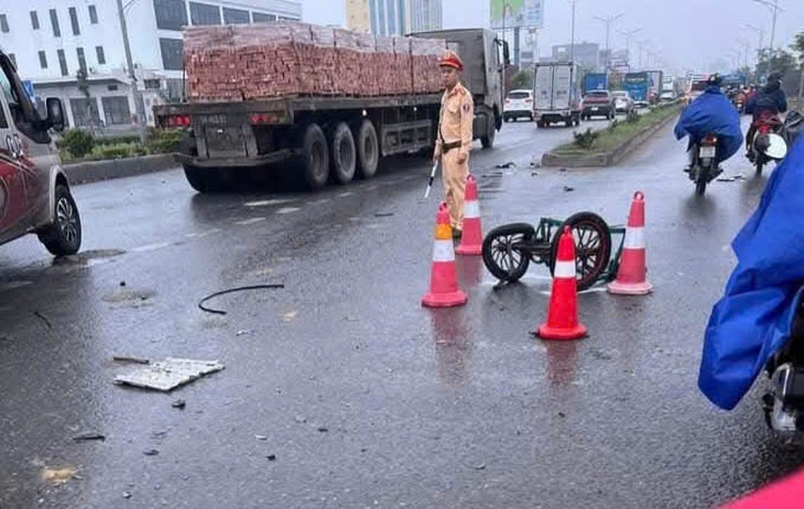 Va chạm với ô tô, nam thanh niên đi xe máy tử vong- Ảnh 1.