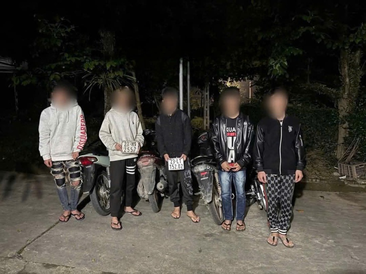 'Tóm gọn' nhóm thanh thiếu niên không bằng lái, không mũ bảo hiểm phóng xe bạt mạng ở Hà Giang- Ảnh 1.