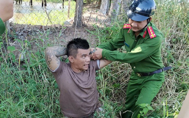 Đôi nam nữ trộm cắp tài sản rồi chui vào bụi cỏ để trốn công an