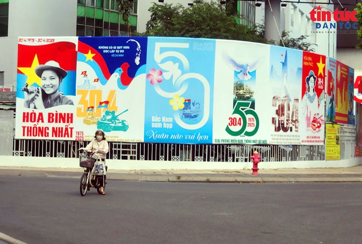 TPHCM rực rỡ cờ hoa chào mừng 50 năm thống nhất đất nước- Ảnh 9.