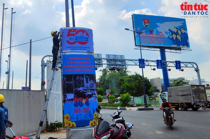 TPHCM rực rỡ cờ hoa chào mừng 50 năm thống nhất đất nước- Ảnh 4.