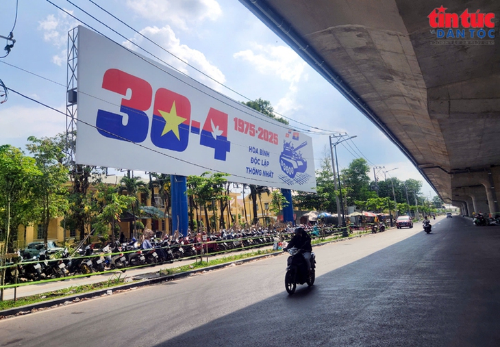 TPHCM rực rỡ cờ hoa chào mừng 50 năm thống nhất đất nước- Ảnh 6.
