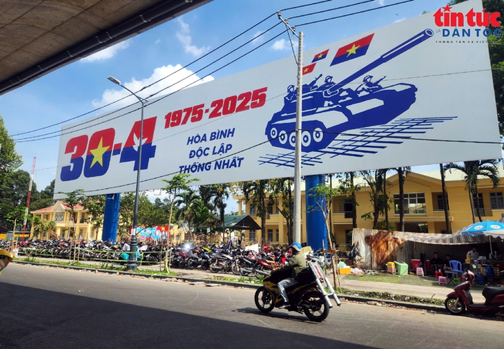 TPHCM rực rỡ cờ hoa chào mừng 50 năm thống nhất đất nước- Ảnh 1.