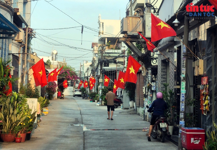 TPHCM rực rỡ cờ hoa chào mừng 50 năm thống nhất đất nước- Ảnh 15.