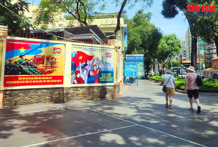 TPHCM rực rỡ cờ hoa chào mừng 50 năm thống nhất đất nước- Ảnh 3.