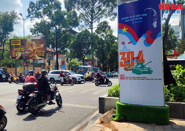 TPHCM rực rỡ cờ hoa chào mừng 50 năm thống nhất đất nước- Ảnh 11.