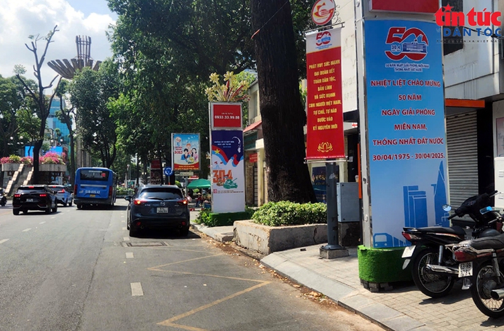 TPHCM rực rỡ cờ hoa chào mừng 50 năm thống nhất đất nước- Ảnh 12.