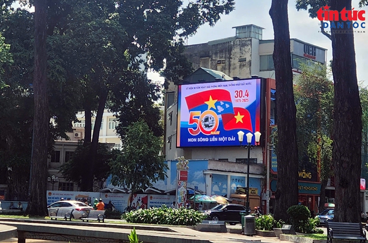 TPHCM rực rỡ cờ hoa chào mừng 50 năm thống nhất đất nước- Ảnh 8.