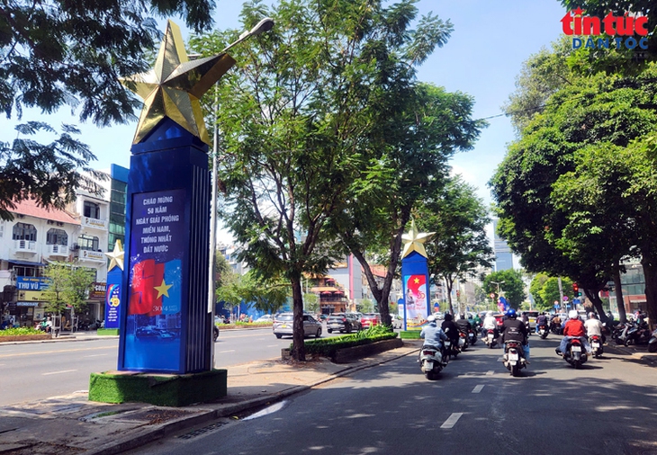 TPHCM rực rỡ cờ hoa chào mừng 50 năm thống nhất đất nước- Ảnh 14.