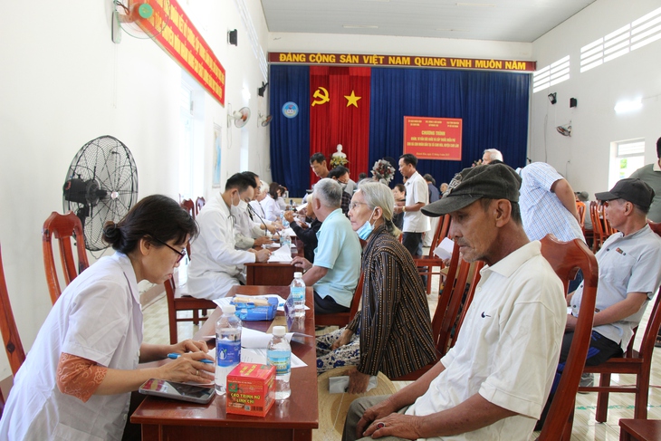 Gần 1.000 người dân tại một xã được khám bệnh, cấp thuốc miễn phí- Ảnh 1. Gần 1.000 người dân tại một xã được khám bệnh, cấp thuốc miễn phí- Ảnh 1.