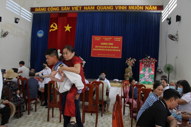 Gần 1.000 người dân tại một xã được khám bệnh, cấp thuốc miễn phí- Ảnh 2. Gần 1.000 người dân tại một xã được khám bệnh, cấp thuốc miễn phí- Ảnh 2.