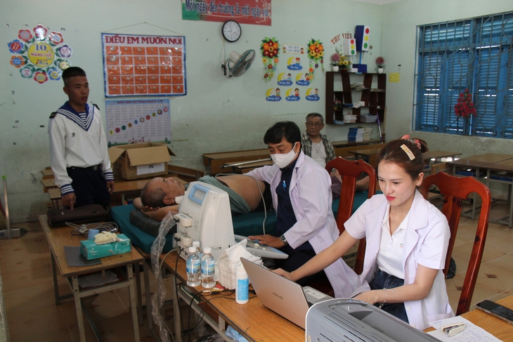 Gần 1.000 người dân tại một xã được khám bệnh, cấp thuốc miễn phí- Ảnh 3. Gần 1.000 người dân tại một xã được khám bệnh, cấp thuốc miễn phí- Ảnh 3.