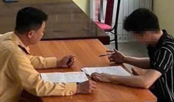 Xe vệ sinh môi trường làm rơi vãi chất thải trên đường Vành đai 3- Ảnh 2. Xe vệ sinh môi trường làm rơi vãi chất thải trên đường Vành đai 3- Ảnh 2.