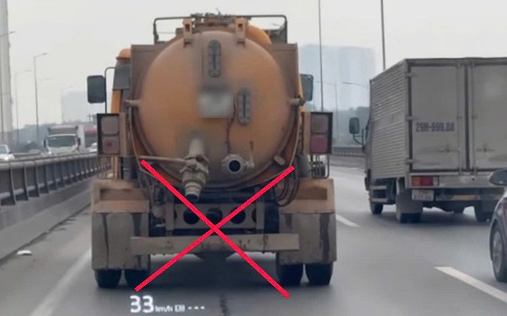 Hà Nội: Xử lý vết dầu loang dài gần 1 km trên đường Khâm Thiên trong giờ cao điểm- Ảnh 4.