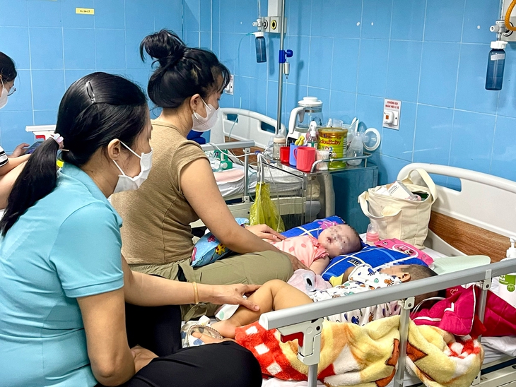 Quảng Bình: Bệnh nhi mắc sởi tăng đột biến, bác sĩ khuyến cáo những gì?- Ảnh 3.