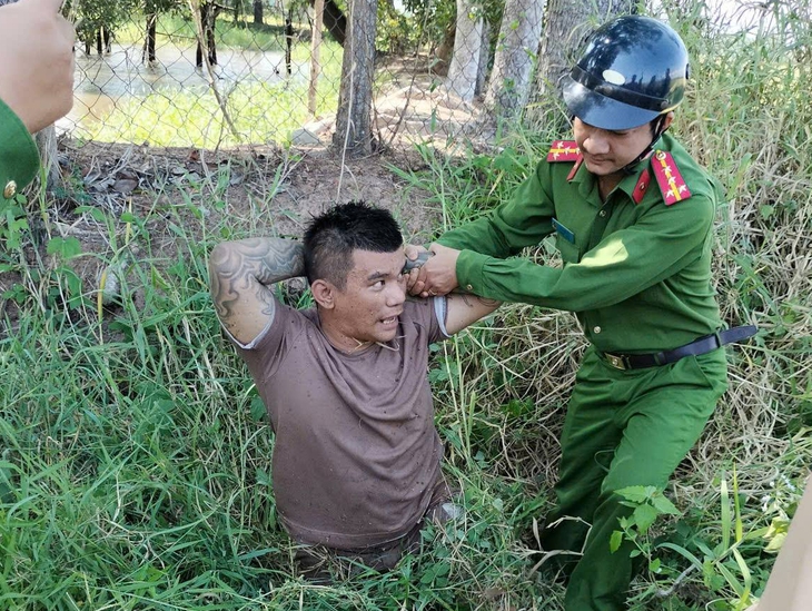Đôi nam nữ trộm cắp tài sản rồi chui vào bụi cỏ để trốn công an- Ảnh 2. Đôi nam nữ trộm cắp tài sản rồi chui vào bụi cỏ để trốn công an- Ảnh 2.