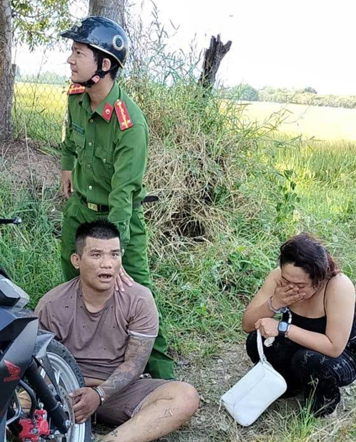 Đôi nam nữ trộm cắp tài sản rồi chui vào bụi cỏ để trốn công an- Ảnh 1. Đôi nam nữ trộm cắp tài sản rồi chui vào bụi cỏ để trốn công an- Ảnh 1.