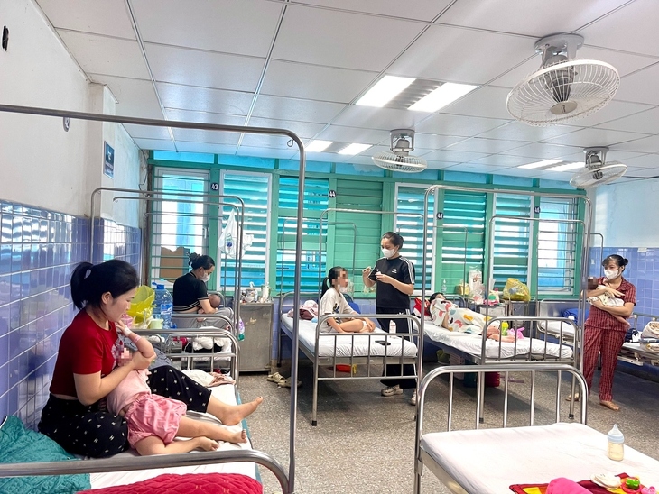 Quảng Bình: Bệnh nhi mắc sởi tăng đột biến, bác sĩ khuyến cáo những gì?- Ảnh 1.