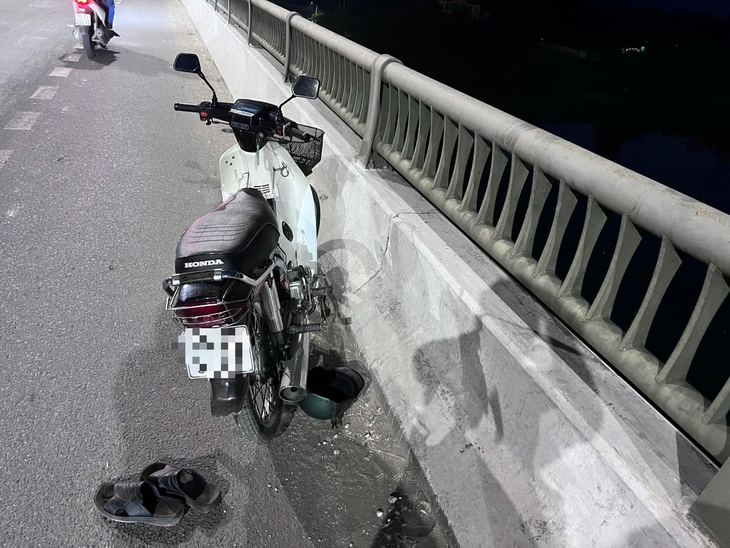 Nhân viên ngân hàng dũng cảm lao xuống sông Hương cứu người đuối nước- Ảnh 1. Nhân viên ngân hàng dũng cảm lao xuống sông Hương cứu người đuối nước- Ảnh 1.