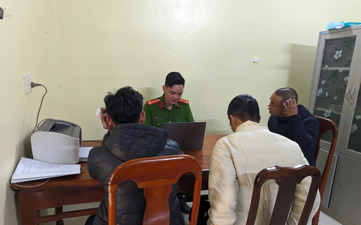 Phạt thanh niên đi trên xe máy 