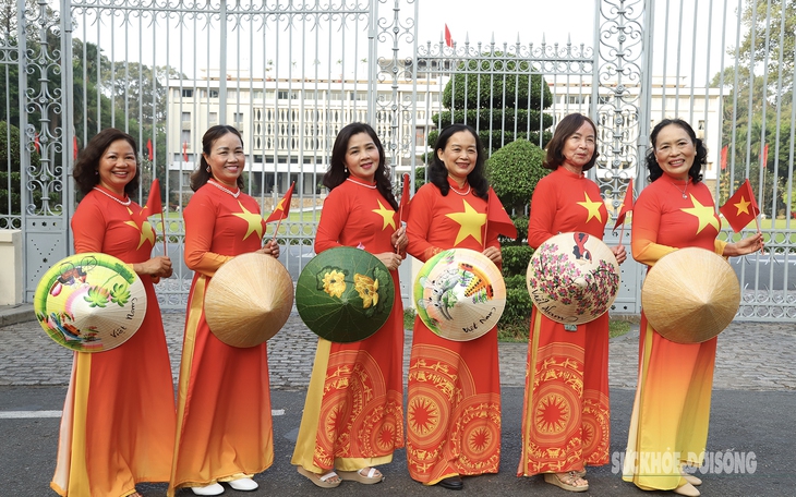 Người dân đổ về Dinh Độc Lập trước thềm đại lễ 30/4