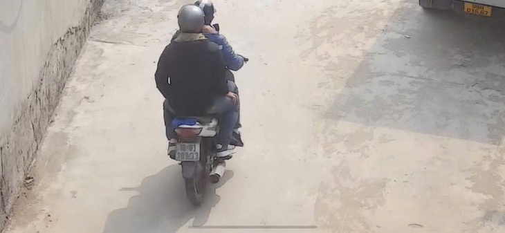Người phụ nữ bị cướp vàng khi đang dọn mộ chồng ở nghĩa trang- Ảnh 1.