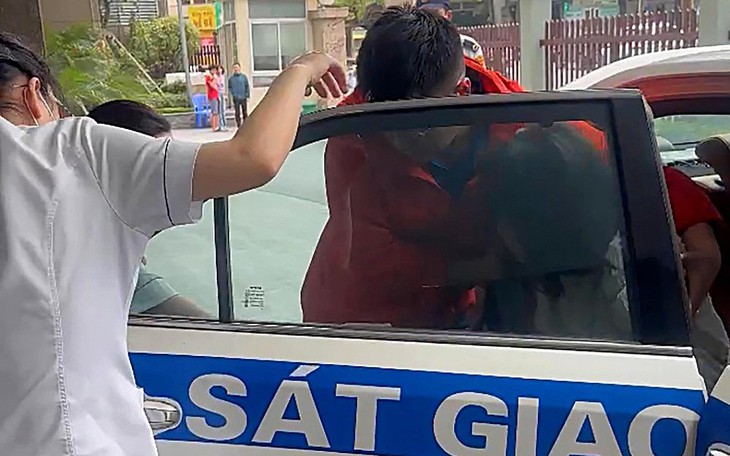 Vỡ ối giữa cao tốc, sản phụ được CSGT chở đi viện bằng xe đặc chủng