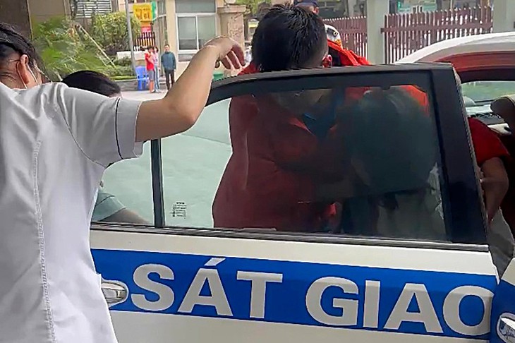 Vỡ ối giữa cao tốc, sản phụ được CSGT chở đi viện bằng xe đặc chủng- Ảnh 2.