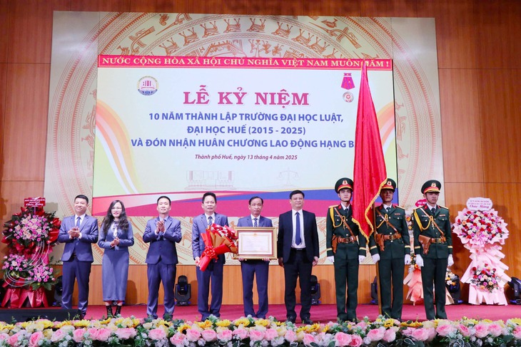 Trường Đại học Luật, Đại học Huế đón nhận Huân chương Lao động Hạng Ba- Ảnh 1. Trường Đại học Luật, Đại học Huế đón nhận Huân chương Lao động Hạng Ba- Ảnh 1.