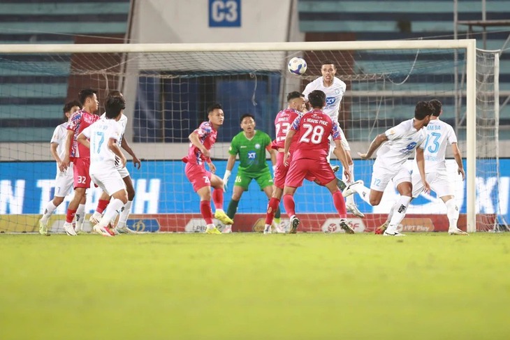 'Giông bão' cho top 4 V-League: Nam Định, Hà Nội FC, Thể Công và Thanh Hóa mất điểm- Ảnh 1.