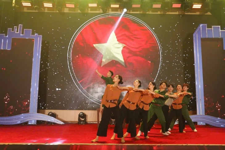 Rộn ràng chuỗi chương trình nghệ thuật đặc sắc chào mừng Kỷ niệm 50 năm Ngày Giải phóng miền Nam, thống nhất đất nước- Ảnh 1. Rộn ràng chuỗi chương trình nghệ thuật đặc sắc chào mừng Kỷ niệm 50 năm Ngày Giải phóng miền Nam, thống nhất đất nước- Ảnh 1.