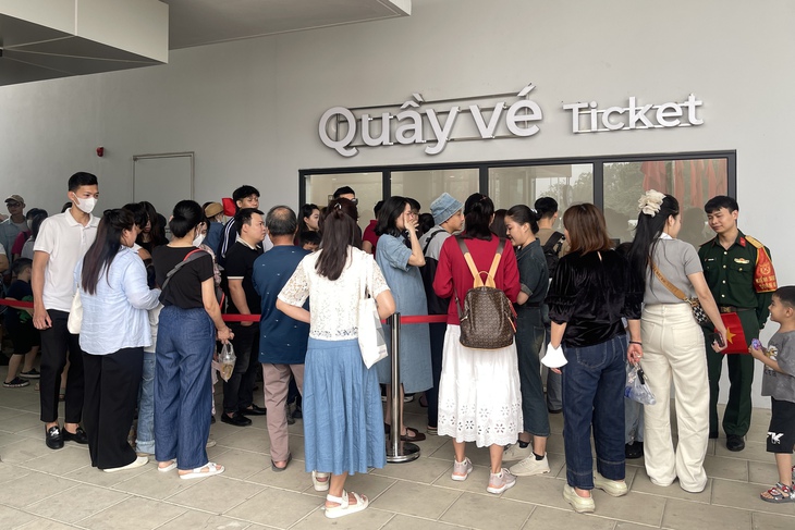 Chật kín khách tham quan sau 2 ngày mở bán vé tại Bảo tàng Lịch sử Quân sự Việt Nam- Ảnh 1.