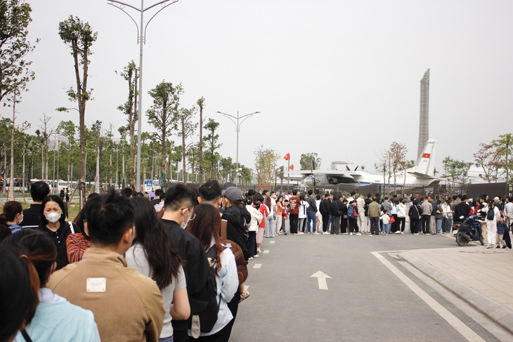 Chật kín khách tham quan sau 2 ngày mở bán vé tại Bảo tàng Lịch sử Quân sự Việt Nam- Ảnh 2.