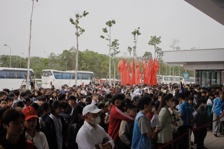 Chật kín khách tham quan sau 2 ngày mở bán vé tại Bảo tàng Lịch sử Quân sự Việt Nam- Ảnh 3.