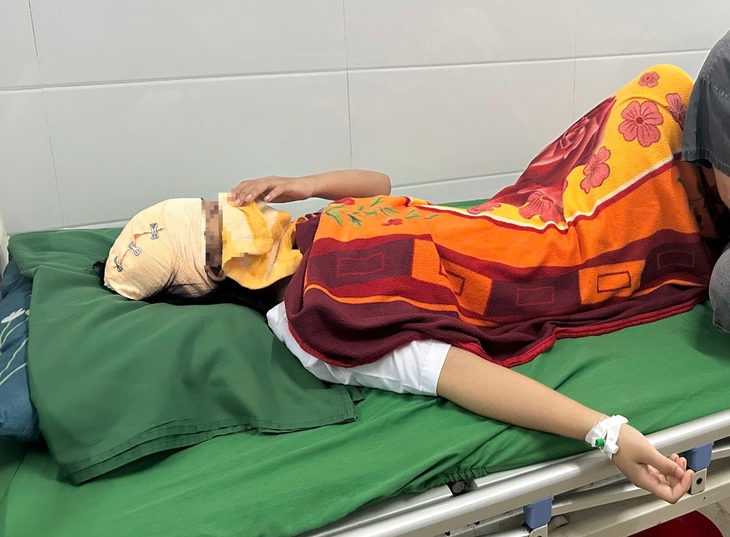 Vụ lan can tầng 4 rơi trúng 3 học sinh ở sân trường: Một nữ sinh phải mổ cấp cứu vì chấn thương sọ não- Ảnh 1. Vụ lan can tầng 4 rơi trúng 3 học sinh ở sân trường: Một nữ sinh phải mổ cấp cứu vì chấn thương sọ não- Ảnh 1.