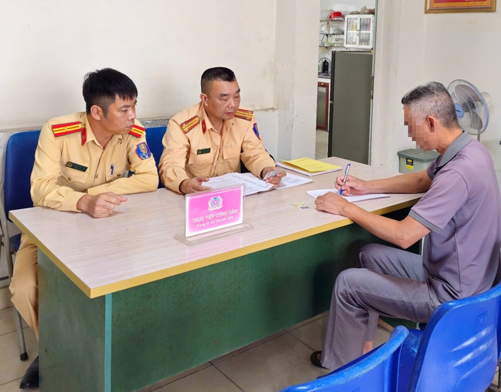 Hé lộ lý do tài xế ô tô quê Hải Dương bị phạt 11 triệu đồng và tước GPLX 3 tháng- Ảnh 1.