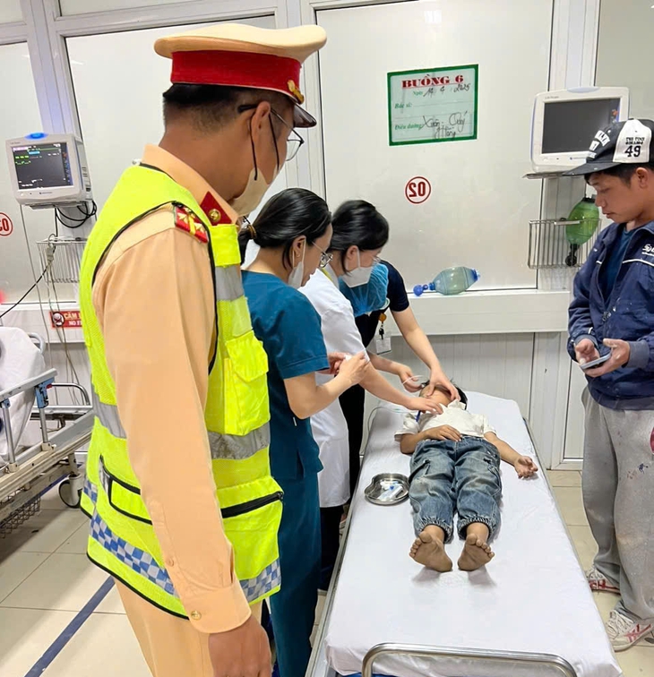 CSGT Nghệ An dẫn đường khẩn cấp đưa cháu bé nguy kịch đến bệnh viện- Ảnh 1. CSGT Nghệ An dẫn đường khẩn cấp đưa cháu bé nguy kịch đến bệnh viện- Ảnh 1.