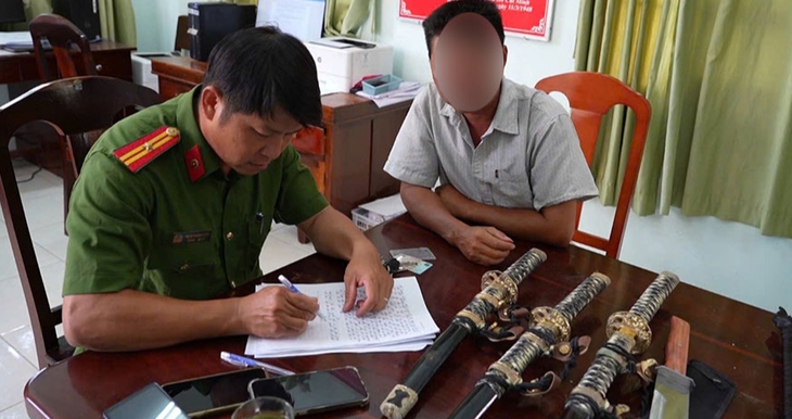 Lên mạng xã hội mua đao, kiếm về nhà để trưng bày- Ảnh 1.