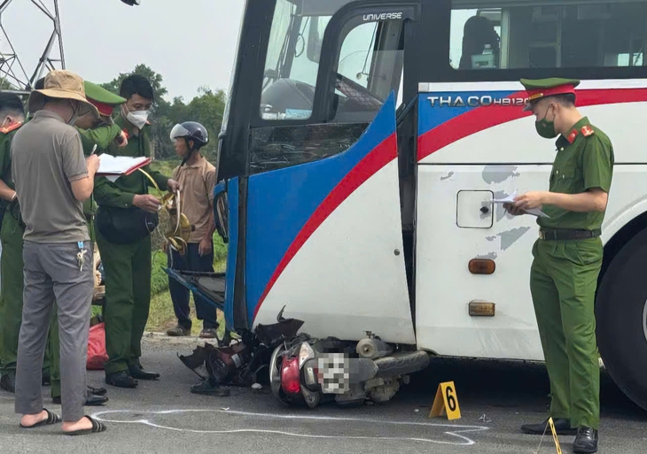 Ô tô khách va chạm xe máy, 2 người tử vong thương tâm- Ảnh 1.