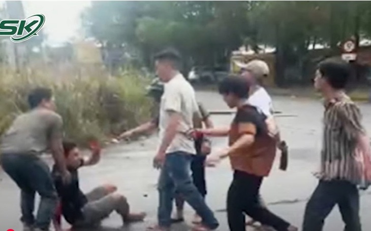Hỗn chiến kinh hoàng, nhóm côn đồ cầm "hàng nóng" chém 3 người trọng thương ở quán cà phê