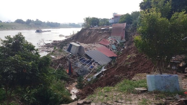 Hà Nội ban bố tình trạng khẩn cấp do sạt lở tại sông Đuống- Ảnh 2. Hà Nội ban bố tình trạng khẩn cấp do sạt lở tại sông Đuống- Ảnh 2.