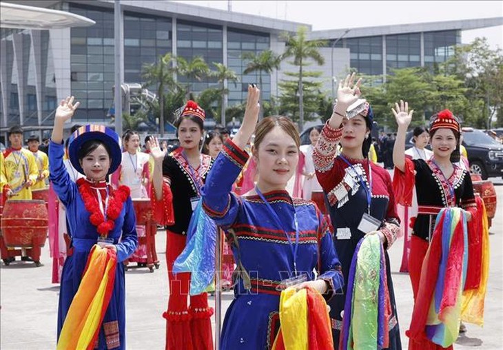 Tổng Bí thư, Chủ tịch nước Trung Quốc Tập Cận Bình đến Hà Nội, bắt đầu chuyến thăm cấp Nhà nước tới Việt Nam- Ảnh 4. Tổng Bí thư, Chủ tịch nước Trung Quốc Tập Cận Bình đến Hà Nội, bắt đầu chuyến thăm cấp Nhà nước tới Việt Nam- Ảnh 4.