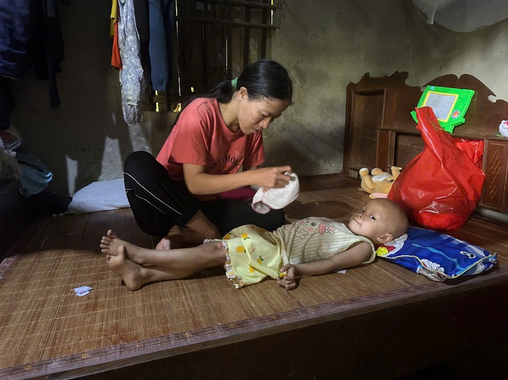 Người mẹ tâm thần cầu xin sự sống cho con gái mắc ung thư- Ảnh 3. Người mẹ tâm thần cầu xin sự sống cho con gái mắc ung thư- Ảnh 3.