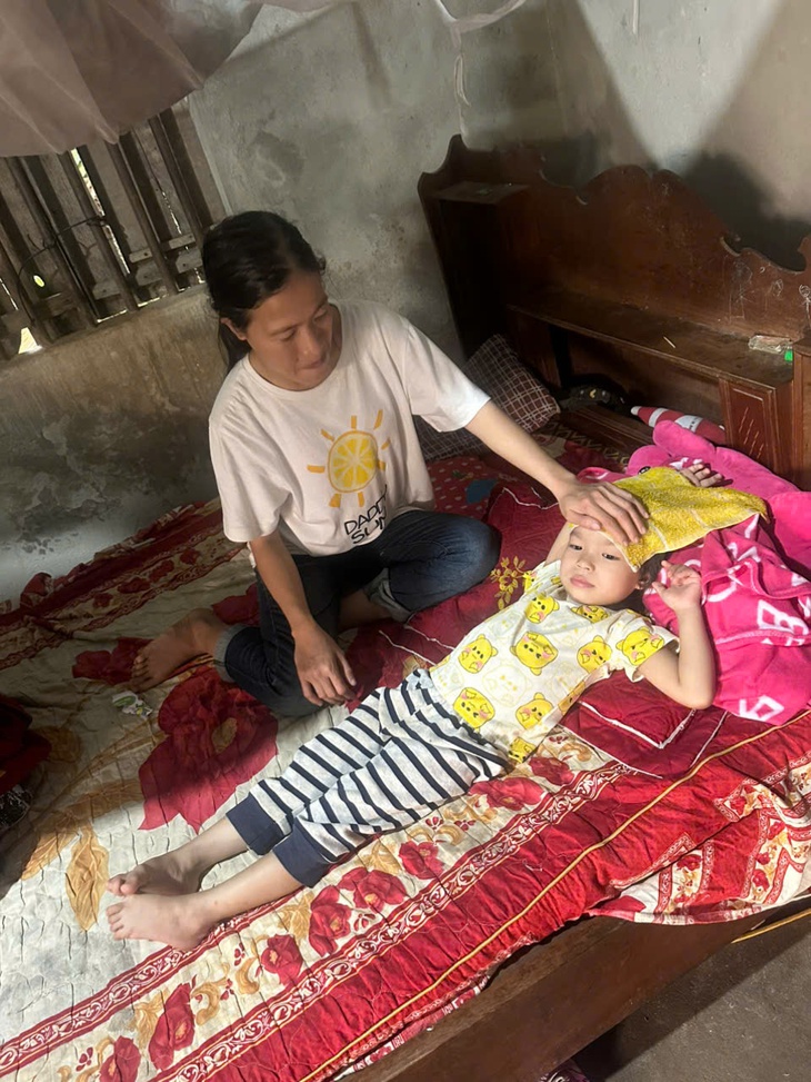 Người mẹ tâm thần cầu xin sự sống cho con gái mắc ung thư- Ảnh 2. Người mẹ tâm thần cầu xin sự sống cho con gái mắc ung thư- Ảnh 2.