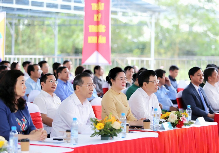 Các đại biểu tham gia buổi lễ. Các đại biểu tham gia buổi lễ.