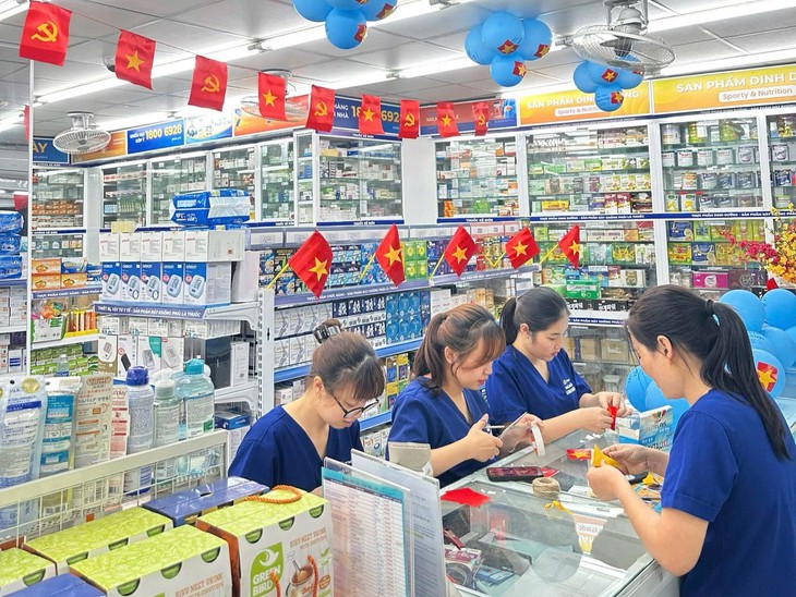 Long Châu đồng loạt phủ cờ Tổ quốc ở hơn 2025 nhà thuốc trên toàn quốc nhân dịp lễ 30/4 - 1/5- Ảnh 2.