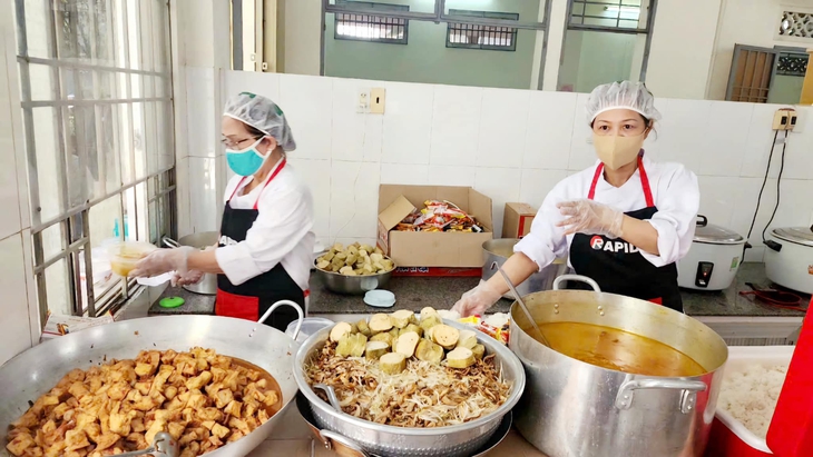 Bếp ăn 0 đồng cho bệnh nhân nghèo ở Khánh Hòa đỏ lửa quanh năm- Ảnh 2.