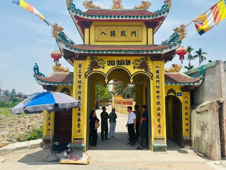 Xót xa, thi thể bé gái sơ sinh được phát hiện ở cổng chùa- Ảnh 1.