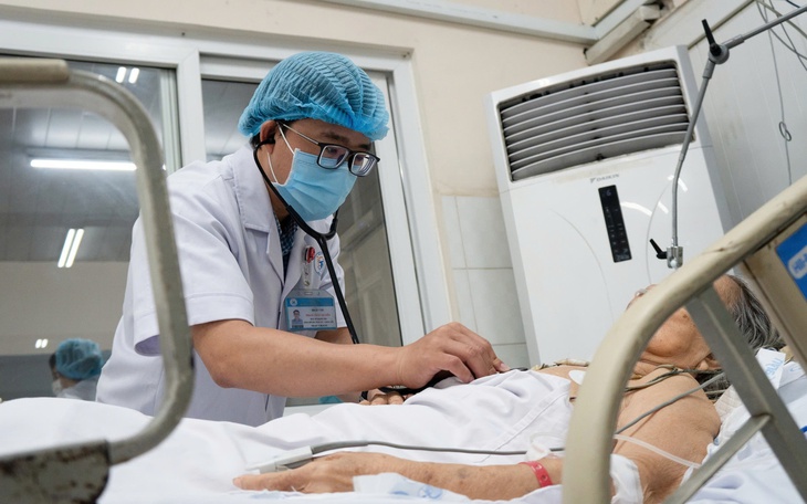 Cụ bà 85 tuổi nguy kịch sau ăn xoài